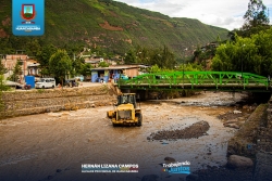 ALCALDE DISPONE MAQUINARIA PARA LIMPIAR EL RIO