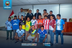 EQUIPOS DE LA LIGA DE FUTBOL DE HUANCABAMBA RECIBEN IMPLEMENTOS OFICIALES PARA JUGAR CAMPEONATO COPA PERÚ