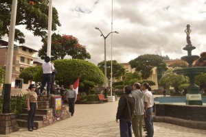 COMO INSTITUCIÓN PÚBLICA IZA BANDERA NACIONAL A MEDIA ASTA POR MUERTE DE EX PRESIDENTE