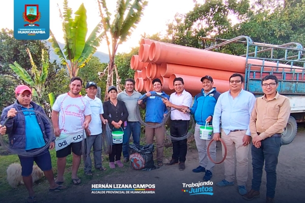 ALCALDE ENTREGA TUBOS AL PRESIDENTE DEL CANAL LAS RUINAS